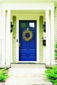 Porte D Entree En Bois Couleur Bleu Pour Decoration De Maison Verte Tan House House Colors Exterior House Colors