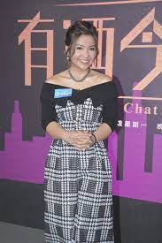 練美娟嘅阿爸阿媽係印尼 耶加達華僑，之後返香港住。 中學就讀香港九龍塘基督教中華宣道會陳瑞芝紀念中學，預科讀加拿大神召會嘉智中學，大學讀香港浸會大學通識及文化研究系。 佢讀書時期曾經參與now tv節目，畢業後喺電影公司、娛樂公司同廣告公司做過嘢，本來做幕後，2017年開始做. åˆä½œéŽç¯€ç›® èžé‡'å‰› è¢«åˆ†æ‰‹ ç·´ç¾Žå¨Ÿæ„Ÿéœ‡é©š Headlife é ­æ¢æ—¥å ±