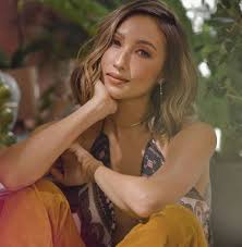 Her face is stunningly beautiful, her smile winning, and her curves are to die for. Gkiqioqo6awhym