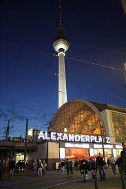 Alexanderplatz is a large public square and transport hub in the central mitte district of berlin.with more than 360,000 visitors daily, alexanderplatz is. Datei Berlin Alexanderplatz Abend Jpg Wikipedia
