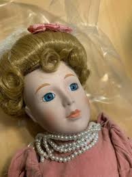 VTG 25" PORCELAIN HAND FINISHED CHRISTMAS AROUND THE WORLD DOLL CASSANDRA  NOEL