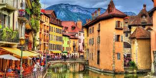 Στο δικαστήριο του σαόν ε λουάρ, στην κεντρική γαλλία, ξεκίνησε η δίκη της βαλερί μπακό, που προβάλλεται συχνά από τα γαλλικά μμε ως η «νέα ζακλίν σοβάζ», μια 60χρονη που καταδικάστηκε το 2014 διότι σκότωσε τον σύζυγό της έπειτα από δεκαετίες ενδοοικογενειακής βίας, όμως. Proorismoi Mikres Paramy8enies Poleis Kai Xwria Sth Gallia