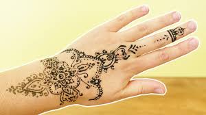 Nicht nur kinder erfreuen sich an der persischen malkunst namens mehndi, auch mehendi genannt. Henna Tattoo Selber Machen Schones Blumen Design Muster Auf Hand Diy Tatowieren Ohne Schmerz Youtube
