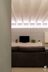 Le travi sono generalmente in legno e quindi ci viene subito in mente, che il legno implica lo stile rustico. Illuminare Il Soffitto A Travi Inclinate Bianche Illuminazione Travi Illuminazione Mansarda Illuminazione Soffitto