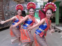 Alat musik tari yapong menggunakan rebana rebana untuk memperkaya instrumen musik. Lengkap Tari Yapong Betawi Sejarah Fungsi Gerakan Musik Video