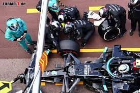 Christian horner says mercedes used a great strategy in hungary as valtteri bottas took out both red bulls, and got a pointless penalty as a result. Valtteri Bottas Radmutter Klemmt Noch Immer Am Auto Fest