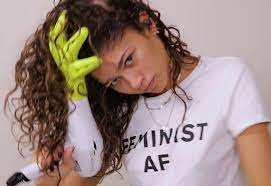 Zendaya Shares Her Curly Hair Routine Curly Hair Tutorial Zendaya Hair Hair Routines