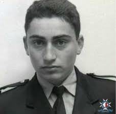 Ex PC 525 Mark Farrugia li gie maqtul nhar l-20 ta' Marzu 1999 brutalment  waqt li kien diehel fir-residenza tieghu wara lejl xoghol. Qatt minsi, RIP  kollega