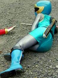 倒れてパンチラしてる 忍風戦隊ハリケンジャー のハリケンブルー 女性戦士 セーラー戦士 戦隊ヒーロー