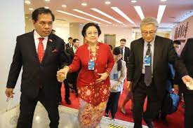 Terus apa ya, kalau sekarang anak muda megawati kembali berkuliah, tetapi bukan di jurusan yang sama. Megawati Anak Muda Bisa Jadi Menteri Tapi Jangan Hanya Mejeng