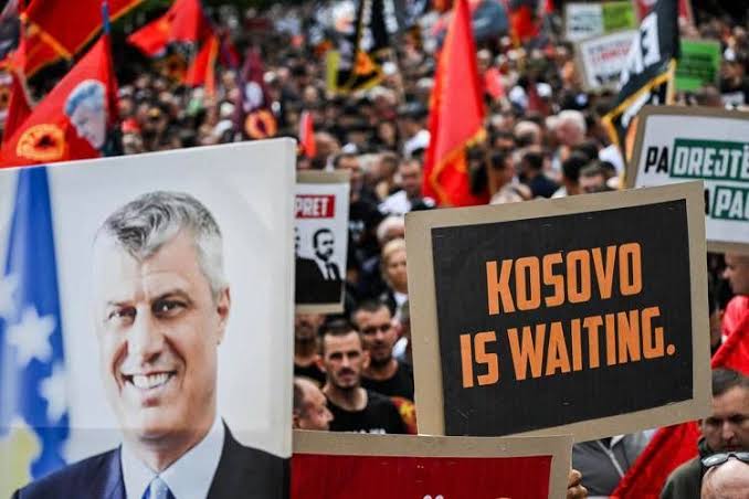 All’Aja raduno sostenitori Thaci dopo condanna a ex presidente Kosovo