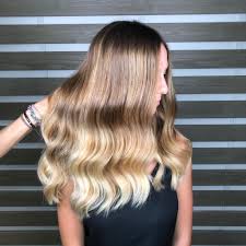 Schiariture naturali per capelli luminosiil balayage è una tecnica di schiaritura ormai abbastanza conosciuta . Come Fare Delle Balayage Fai Da Te 2020 Rm Hair Boutique