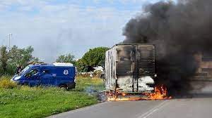 Assalto armato ad un furgone portavalori sull'autostrada a14 nel tratto tra cerignola e canosa di puglia in direzione bari, nel foggiano. Bari Assalto Armato A Due Portavalori Spari E Tir Incendiati Sulla Tangenziale La Repubblica
