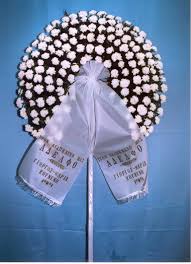 Στεφανια κηδειασ σε τριποδα με νταλιεσ ή γαρυφαλλακαι στο κεντρο συνθεση απο τριανταφυλλα ή ζερμπερεσ. Stefani Khdeias Basiko An8opwleio Flowershop Gr