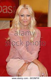 Rotes sofa als das passendste möbelstück für jede einrichtung. Jenny Elvers Mit Dm 2012 Gezeichneten Ring Live Sendung Das Das Rote Sofa Wo 2012 Frau Elvers Angetrunken Auftrat Hamburg 09 05 2014 Stockfotografie Alamy