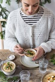 Pour ce 28ème article de coaching, de notre campagne soyez le champion de noël, c'est le moment de penser à soi et de se préparer une recette de noël spéciale cocooning : Veloute Panais Chataignes Pour Noel Besly Styliste Culinaire