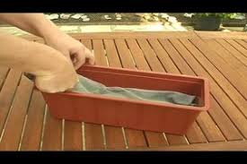 Eine leuchtende, wuchskräftige blütenpracht rundet die atmosphäre auf dem balkon ab und strahlt natürlichkeit und lebensfreude aus. Video Drainage Fur Den Blumenkasten Bauen Anleitung