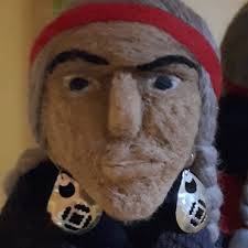 Vestimenta de la machi .Y la machi de nuestra casa realizada por la  artesana @ruth.piukewuitral .Gracias Ruth Alonso Catrileo por tu arte.