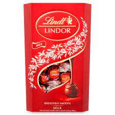 Descubre el universo del chocolate con lindt & sprüngli; Lindt Lindor Milk Chocolate Truffles Box 600g