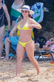 Britney se rend a la plage pour une séance bronzette mais les paparazzis sont bien entendus là !!vous la découvrirez en train de signer des autographes.enfin.une vie public,une vie normale. Photos Britney Spears In Yellow Bikini At The Beach In Hawaii Celebrity Tn N 1 Official Stars People Magazine Wiki Biography News
