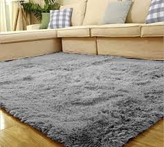 Beau tapis épais gris blurr light de style contemporain, fait d'un grand rectangle gris clair, parsemés ça et la de pointillés noirs, qui forment parfois des lignes. Tapis Salon Moderne Gris Pas Cher Tendance Tapis Deco 2018