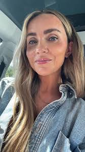 Janelle Bell's Instagram, Twitter & Facebook