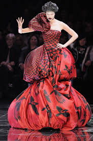 Style Icon Alexander Mcqueen Thefashionspot Mcqueen Fashion Alexander Mcqueen Top Design Fashion
