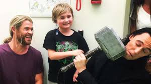 The official tom hiddleston facebook fanpage. In Photos Chris Hemsworth Tom Hiddleston Visit Children S Hospital