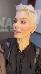 Lunes, es diciembre, estoy feliz y con brillo 🔅 jijiTop PARFOIS Stylist  Andrea Hernández M&H Minerva Negron