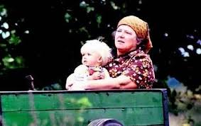 Nedaleko prahy se v chatové oblasti kersko setkávají stálí obyvatelé s majiteli chat, kteří se sem sjíždějí na víkendy. Blazena Holisova Z Filmu Slavnosti Snezenek Tezke Zraneni Patere Ahaonline Cz