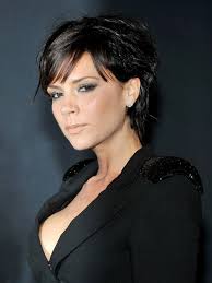 Victoria Beckham už svoje zmenšené prsia neskrýva: Takto vyzerá bez  silikónov