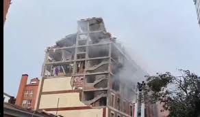 Al menos dos personas murieron tras una fuerte explosión que ha provocado el derrumbe de parte de un edificio en el centro de madrid, reportó la televisión española tve. 7hnevcpqpazvim