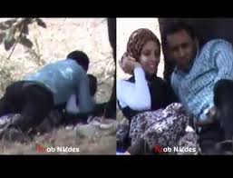 بينيك خطيبته في الحديقة وواحد بيصورهم - عرب نودز