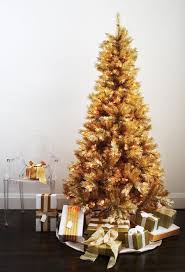 This navy and gold christmas tree from citrine living is elegant and classy. 23 Timeless Gold Christmas Decor Ideas Digsdigs