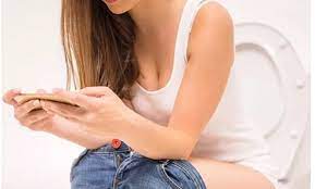 Você vai pensar duas vezes antes de usar celular no banheiro depois disso –  Informe Cruz