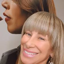 Ya mismo para Esteban Montes Salón en San Patricio Gallery para ponerme  Bella para está noche pie voy a estar concentradas RAYMOND Y SUS AMIGOS 8pm  por Telemundo.