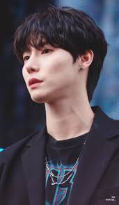 Onewe was originally made of four members, and it wasn't until yonghoon won a music competition that the other members convinced him to join the group. Onewe Yonghoon Korean Idol Boy Bands Boy Groups