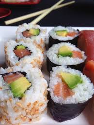 Makis Sushis California Rolls C Est Par Ici Recettes De Cuisine Recette Sushi Recette Nems