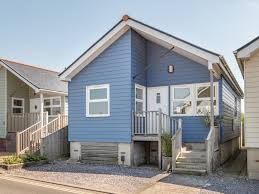Whether you're looking for a cosy cottage overlooking a pretty harbour town or a luxury holiday apartment with glorious ocean views, we have the perfect beach cottages for everyone. Coastal Gurnard Cottage A Holiday Cottage In Isle Of Wight England British Beaches