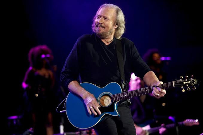 Review: Barry Gibb mends a broken heart at the Hollywood Bowl - Los Angeles Times