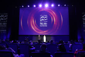 مهرجان البحر الأحمر السينمائي يكرّم شاروخان ويسرا وجاي ريتشي | فن | الجزيرة نت