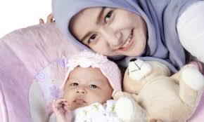 Tasha manshahar selamat melahirkan anak sulung lelaki dan sempat berkongsi rasa syukur atas kelahiran pada hari jumaat seperti yang diharapkan. 7 Sunnah Menyambut Kelahiran Bayi Dalam Islam