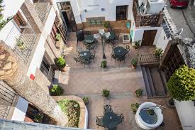 Where is hotel la casa grande de el burgo located? Hotel La Casa Grande Del Burgo