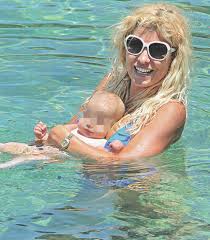 Ο επίγειος παράδεισος της ελένης μενεγάκη δεν είναι άλλος από τα άχλα της άνδρου, εκεί που γνώρισε τον άντρα της μάκη παντζόπουλου και της άλλαξε όλη της τη ζωή! El Menegakh Mia Ebdomada Sthn Andro Me Ton Makh Kai Ta Paidia