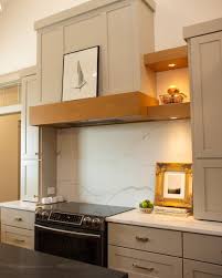 How many people visit msisurfaces.com each day? Msi On Twitter Terra S One Remodel Dream Was To Have A Slab Backsplash We Love The Cool White Tones Of Calacatta Classique Against Her Warm Shelving And Pashmina By Benjamin Moore Colored Cabinets