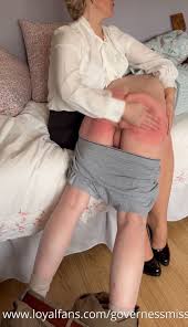 Femdom spanking on XFantazy