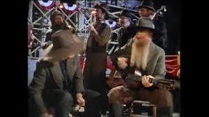 Ganz alte schule, ohne alten bart in der wüste fand billy gibbons, der seit über 50 jahren als drittel der band zz top eine legendäre gestalt der rockmusik ist, eine inspiration, die ihn auf alten spuren wandeln ließ. Zz Top Is Goin 50 Ein Interview Mit Der Band Und Die That Little Ol Band From Texas Dokumentation Atomlabor Blog Dein Lifestyle Blog