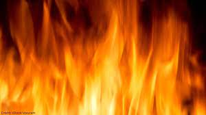 Перевод слова flames, американское и британское произношение, транскрипция, словосочетания, однокоренные слова, примеры использования. 14 Firefighters Bulldozer Operators Overtaken By Flames In California Mountains
