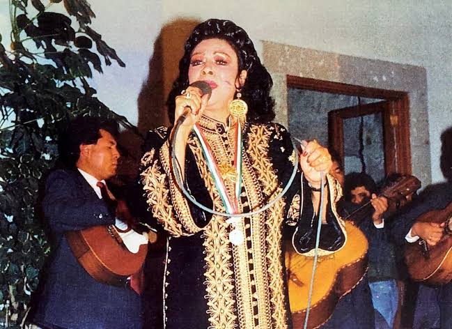 Amalia Macías interpretando música tradicional, do AI tạo