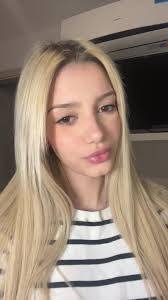 Alexis Farris's Instagram, Twitter & Facebook